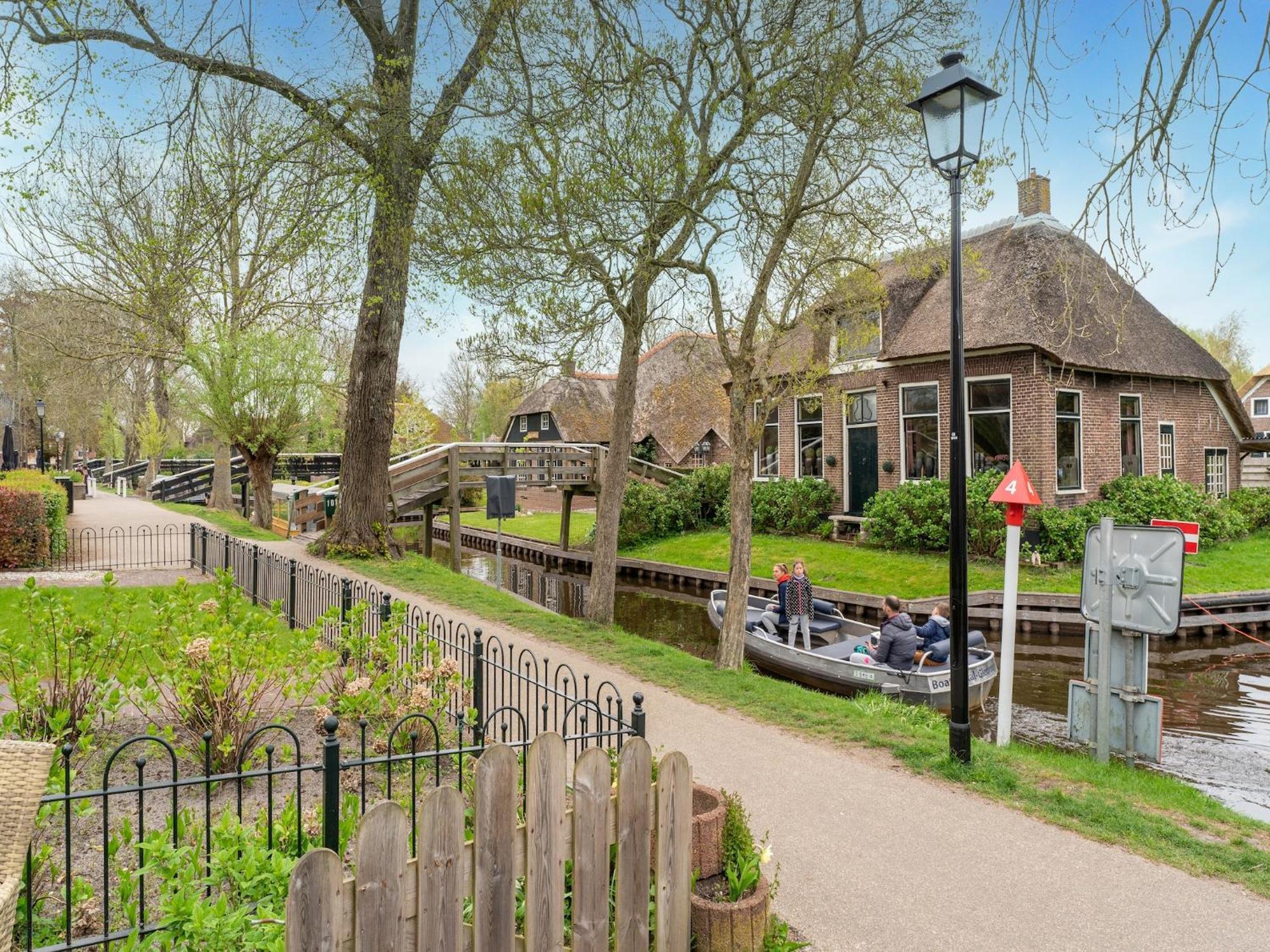 Lodge In Giethoorn With Breakfast Buitenkant foto
